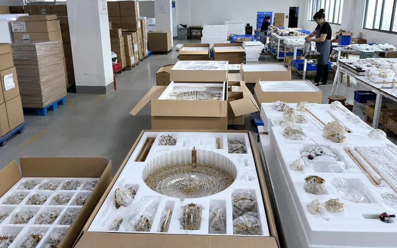 Engineered packaging for chandeliers and pendant fixtures with foam-wrapped components