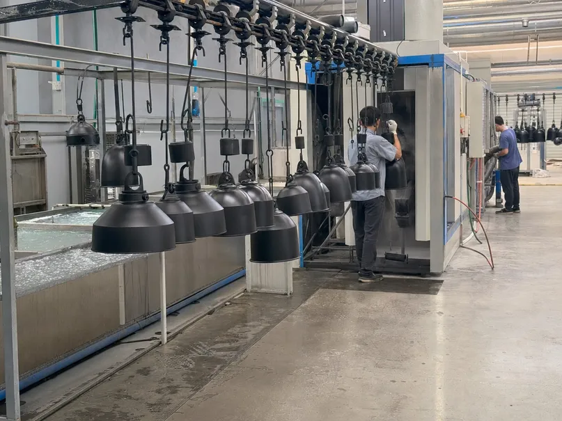 Phosphate pre-treatment and powder coating process for restaurant lighting fixtures ensuring chemical resistance