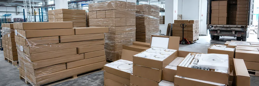 Ceiling lighting fixtures packed in rectangular cartons optimized for 40HQ container loading density