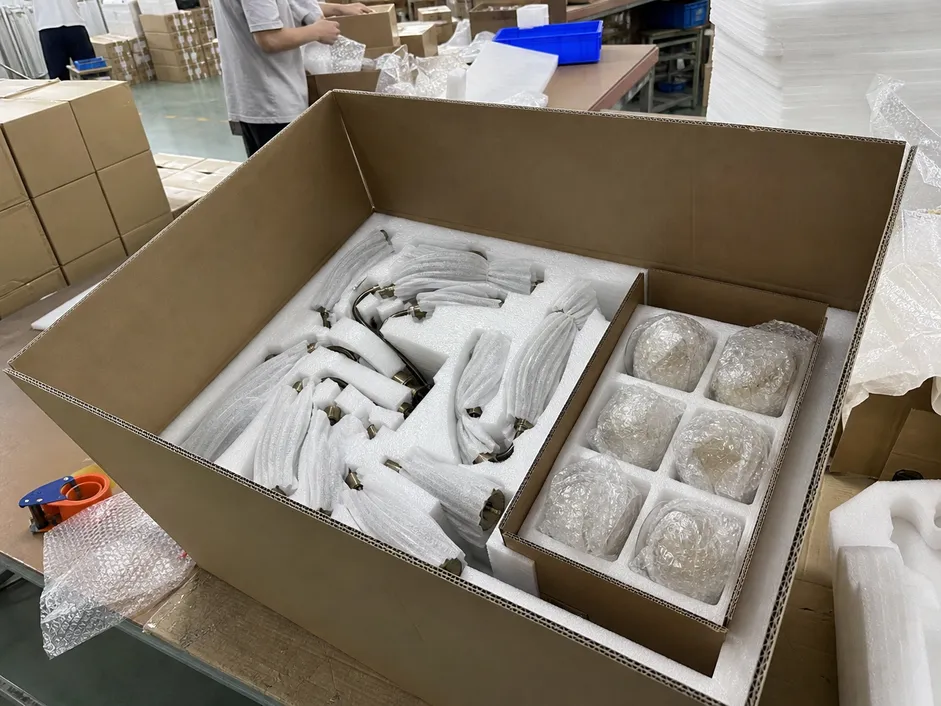 Custom chandelier export packaging with EPE foam inserts and double-wall carton protection