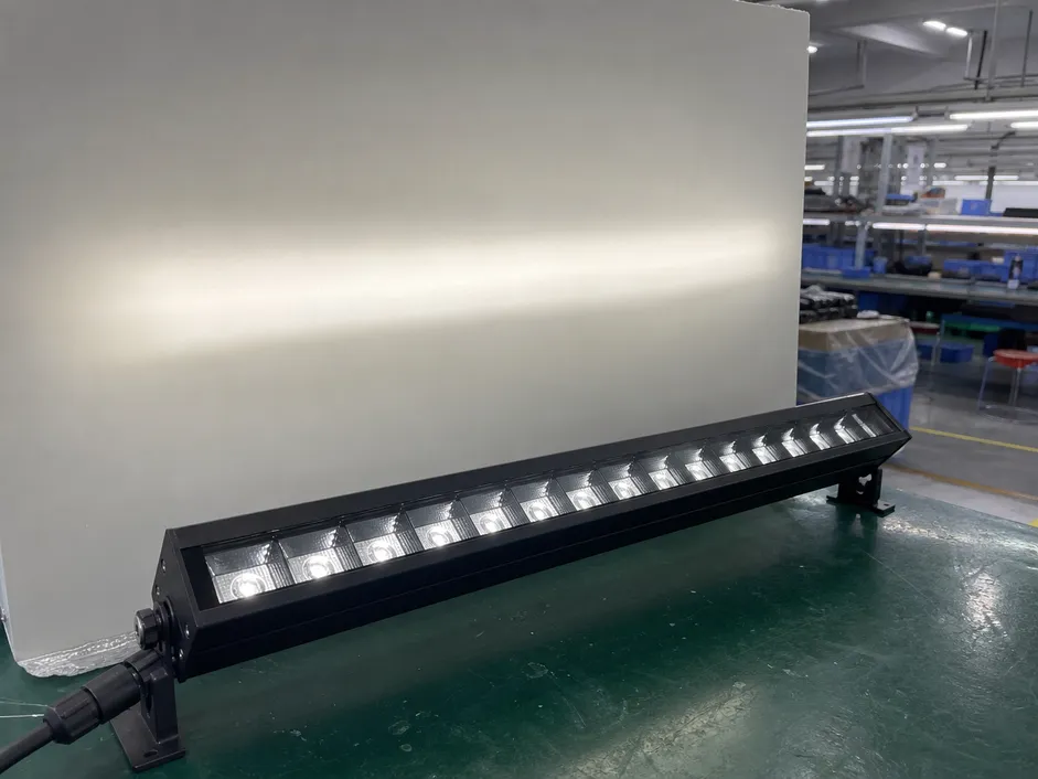 Architectural LED wall washer fixture with asymmetric beam distribution