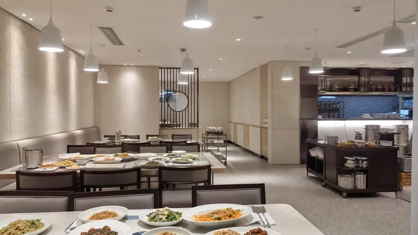Restaurant and food & beverage custom lighting with precise CCT and CRI specifications