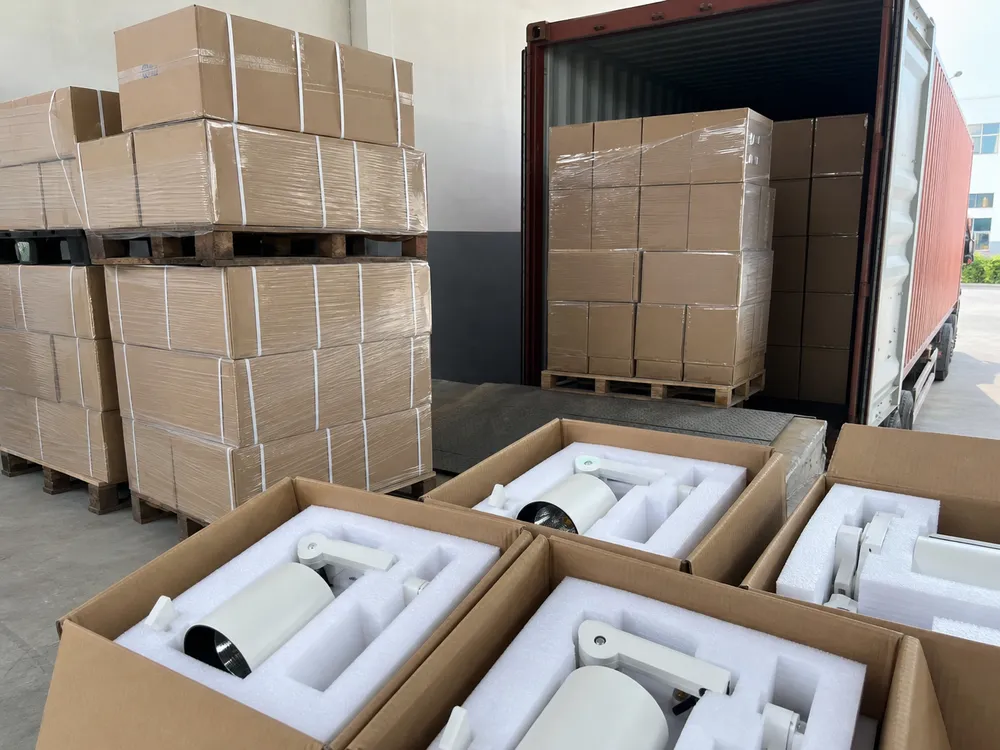 Adjustable spotlight packaging showing foam-lined inner carton and container loading configuration for 40HQ shipment