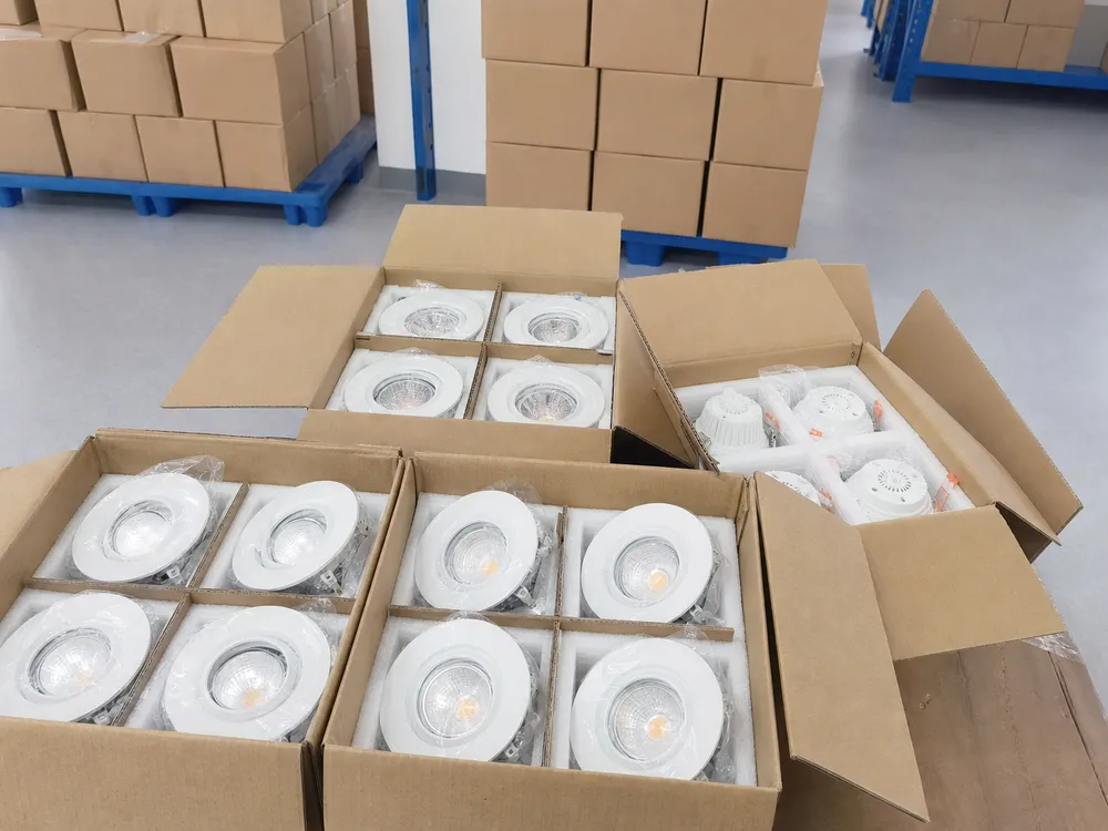 Adjustable spotlights packaged for wholesale electrical trade distribution with CE and UL certification