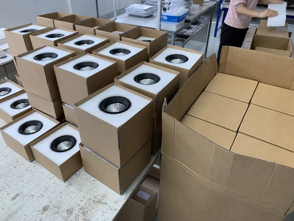 Individual foam-lined packaging for ceiling spotlight ocean freight protection