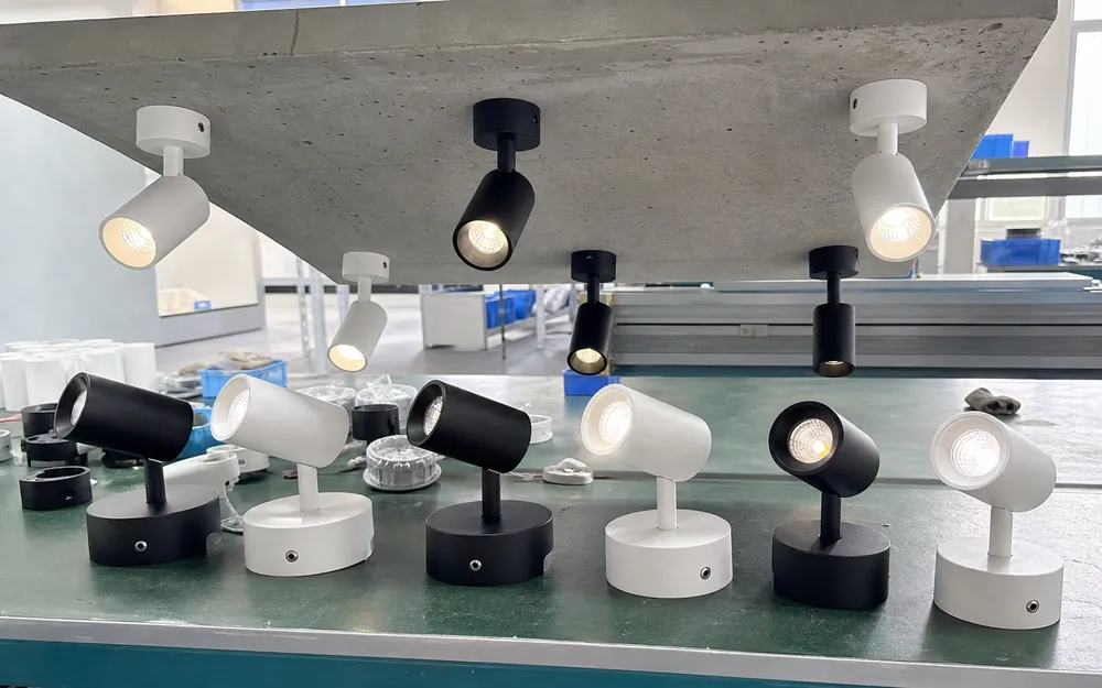 Surface-mounted ceiling spotlights for concrete and retrofit applications