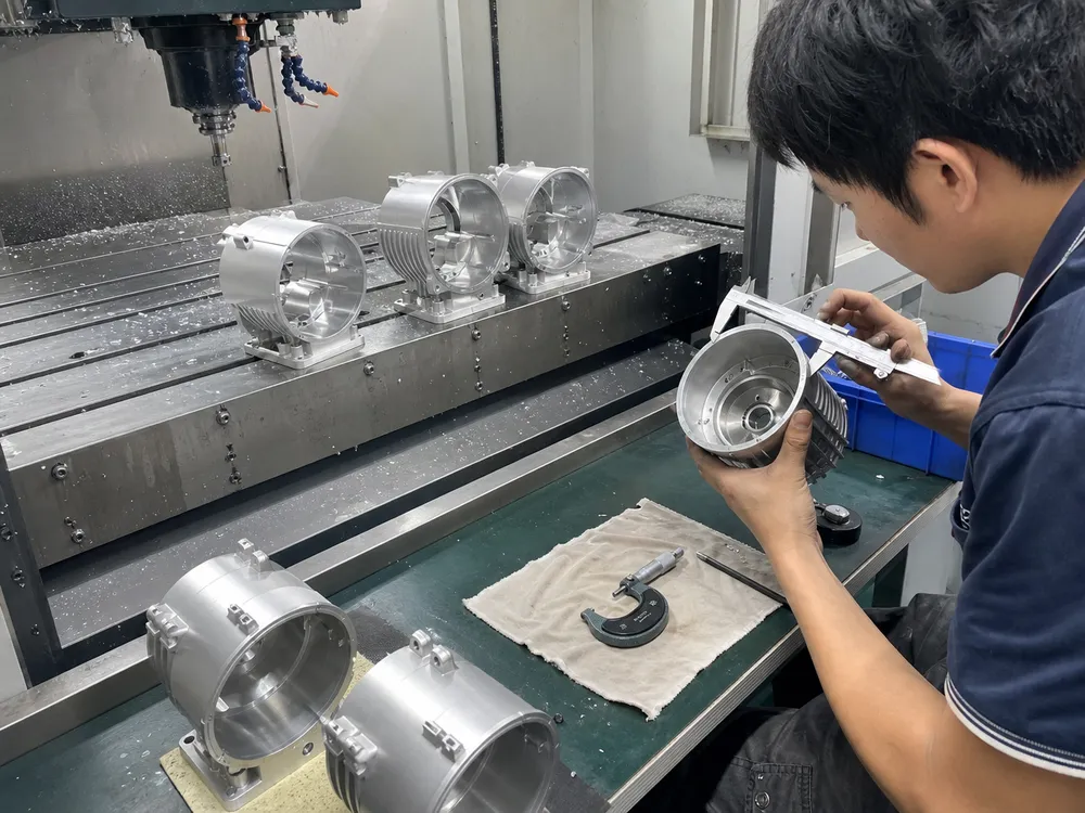 CNC machining aluminum spotlight housing with precision tolerances
