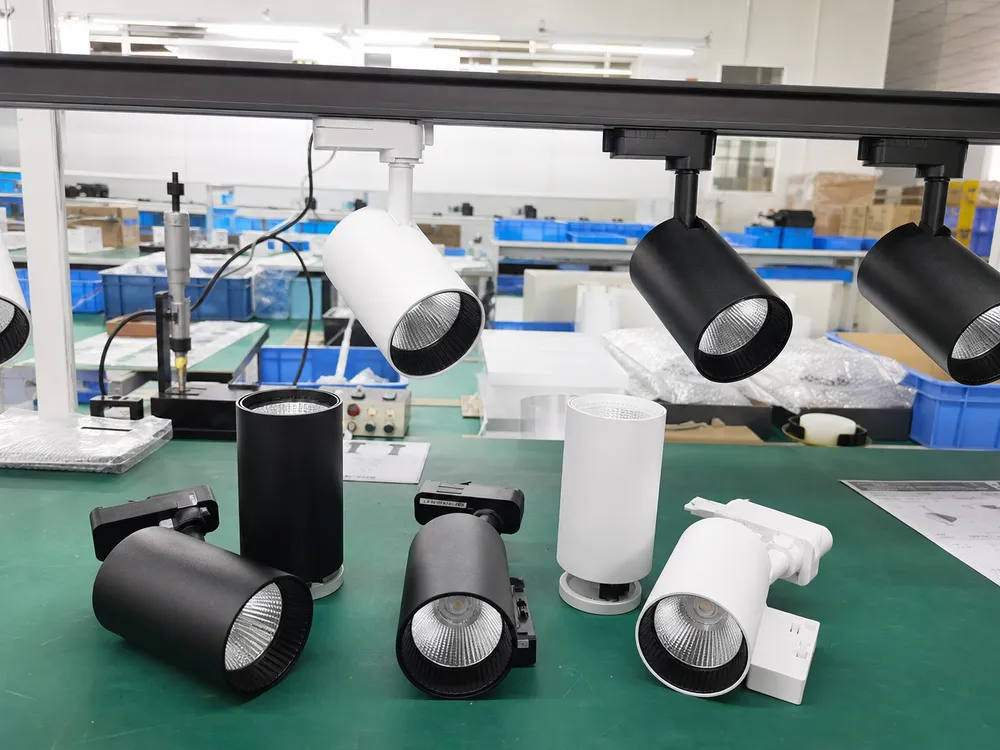 Tight-beam gallery spotlights with CRI 95+ for art and museum display applications