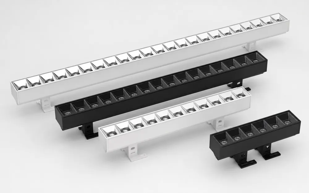 Linear and compact wall washers with asymmetric reflector for even surface illumination