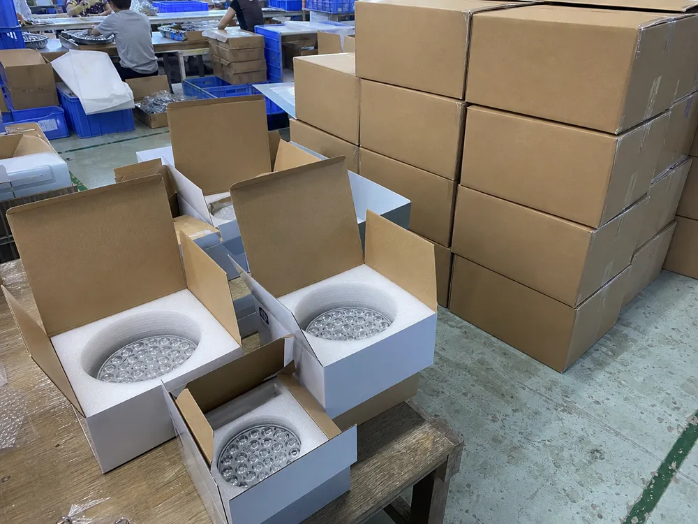 Individual foam-lined inner carton packaging for LED spotlights with ocean freight protection