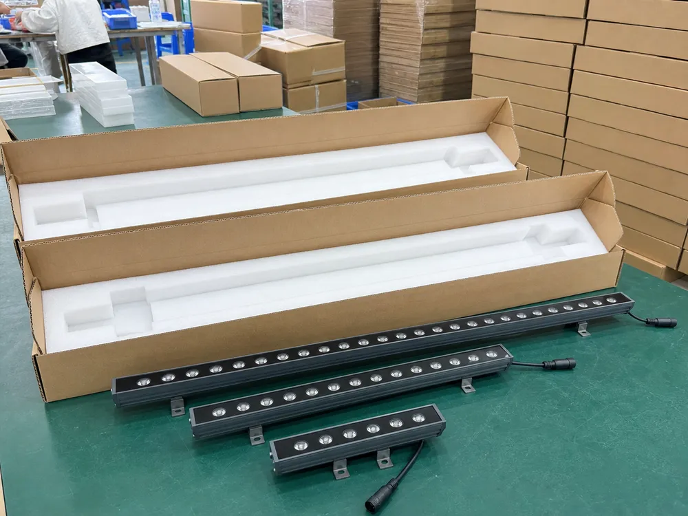 Die-cut foam insert packaging engineered for linear wall washer fixtures