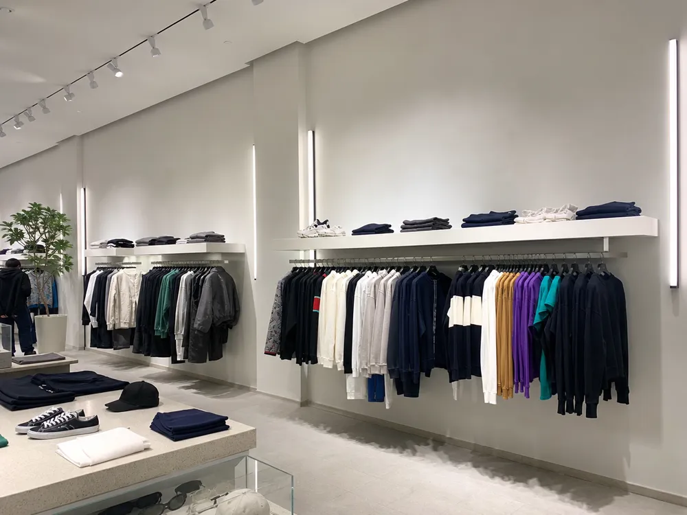 Vertical linear wall lighting providing perimeter wall washing in retail store environment